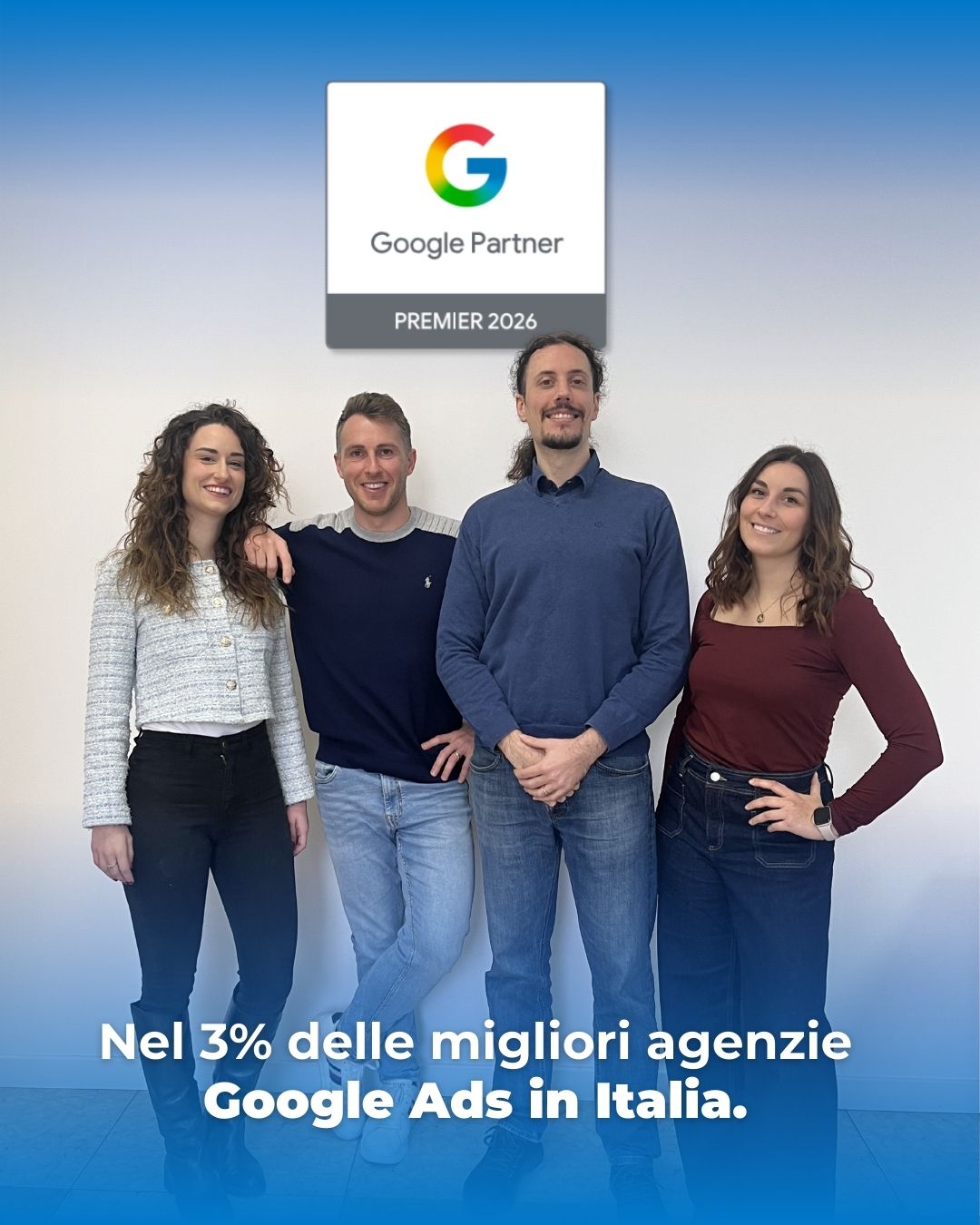 gruppo di colleghi in posa con il badge google premier partner 2026